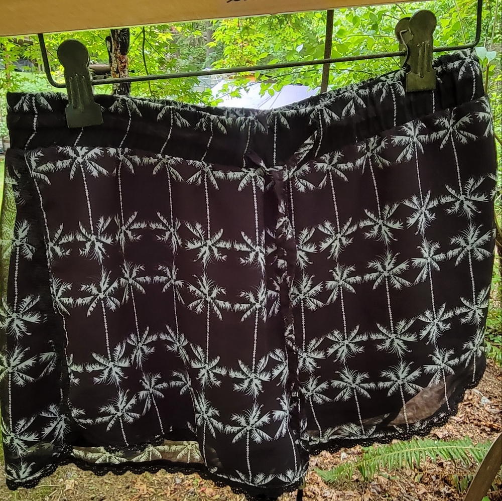 San Souci Small Palm Tree Black and White Shorts
